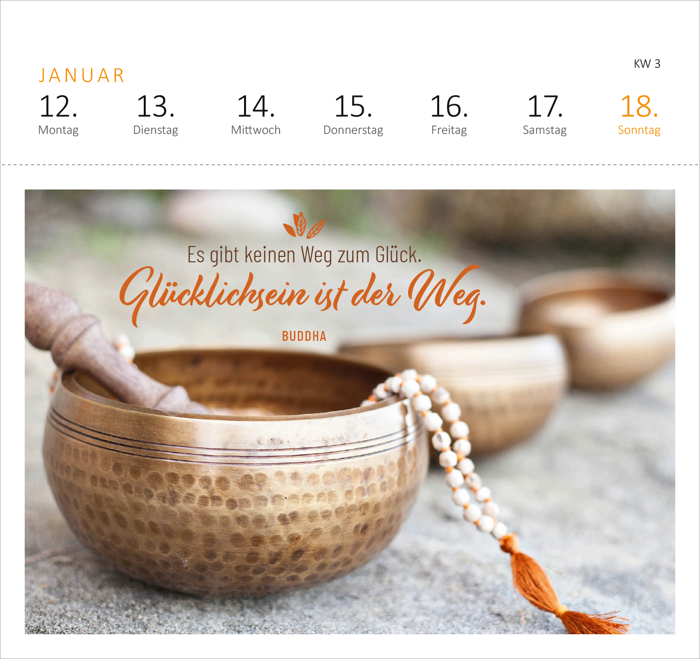 Gezeigt wird eine Innenansicht von „Postkartenkalender 365 Tage Gelassenheit 2026“. Die Ansicht zeigt eine musikalische Schale aus gehämmertem Metall, umgeben von weiteren ähnlichen Schalen. Im Vordergrund steht ein Zitat von Buddha in geschwungener, oranger Schrift: „Es gibt keinen Weg zum Glück. Glücklichsein ist der Weg.“ Die Farben sind harmonisch und warm, mit sanften Erdtönen und einer ruhigen, meditativen Atmosphäre. Der Monatsname und die Wochentage sind in klarer,...