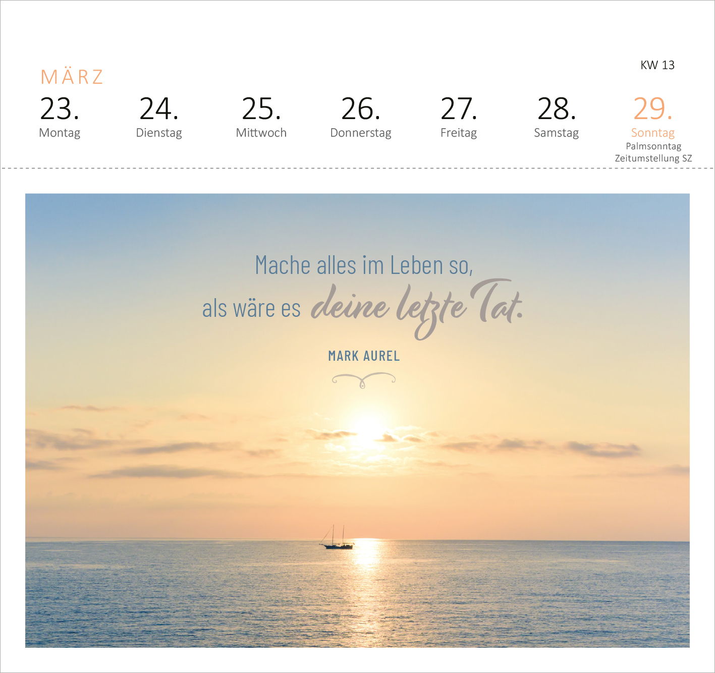 Gezeigt wird eine Innen- oder Zusatzansicht von „Postkartenkalender 365 Tage Gelassenheit 2026“. Der Kalender präsentiert eine sanfte Farbpalette mit einem sonnigen Himmel und ruhigem Wasser. Im Vordergrund steht ein Ausschnitt mit einer inspirierenden Zitatgrafik in verspielter Schriftart. Der Text „Mache alles im Leben so, als wäre es deine letzte Tat.“ von Mark Aurel wird hervorgehoben. Darunter sind die Wochentage in klarer Typografie angeordnet, ergänzt durch die Kalenderwoche...