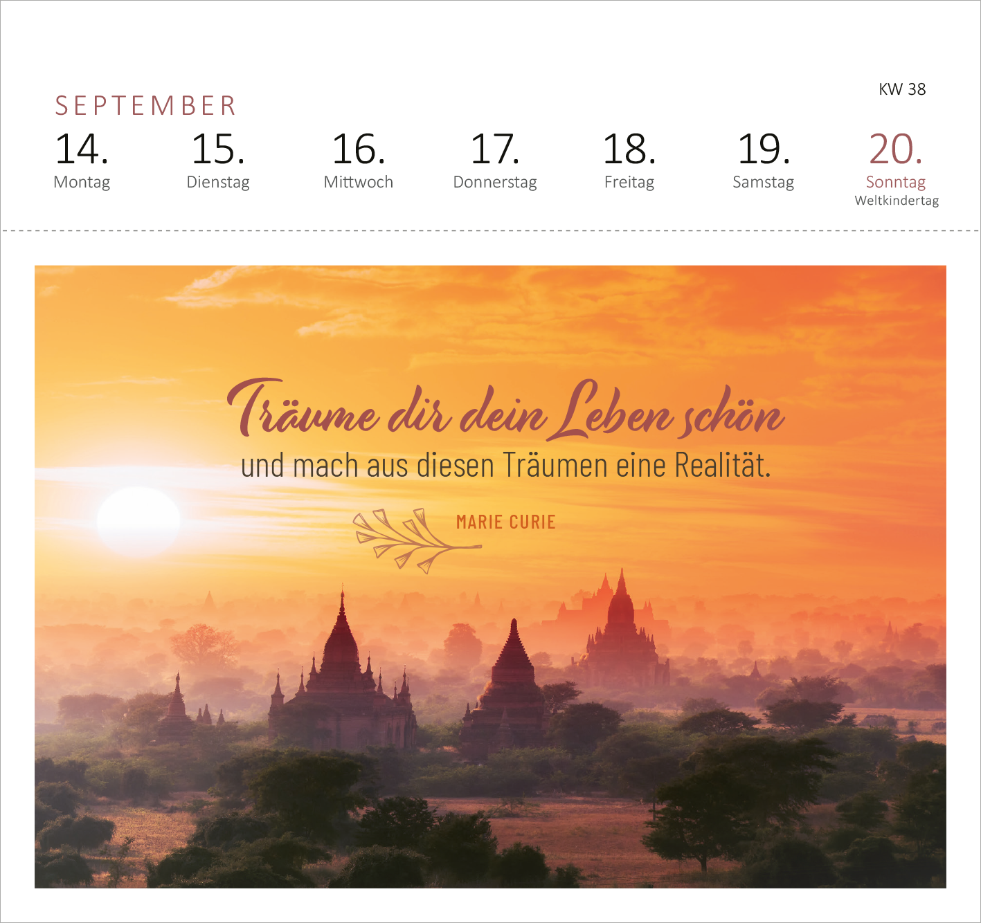 Gezeigt wird eine Innen- oder Zusatzansicht von „Postkartenkalender 365 Tage Gelassenheit 2026“. Die Ansicht präsentiert einen Sonnenaufgang über einer Landschaft mit Tempeln, umhüllt von sanften Nebelschwaden. Der Himmel strahlt in warmen Orange- und Gelbtönen. In der Mitte befindet sich der inspirierende Spruch „Träume dir dein Leben schön und mach aus diesen Träumen eine Realität.“ in geschwungener, brauner Typografie, flankiert von einem zarten Pflanzenelement. Oben sind die...