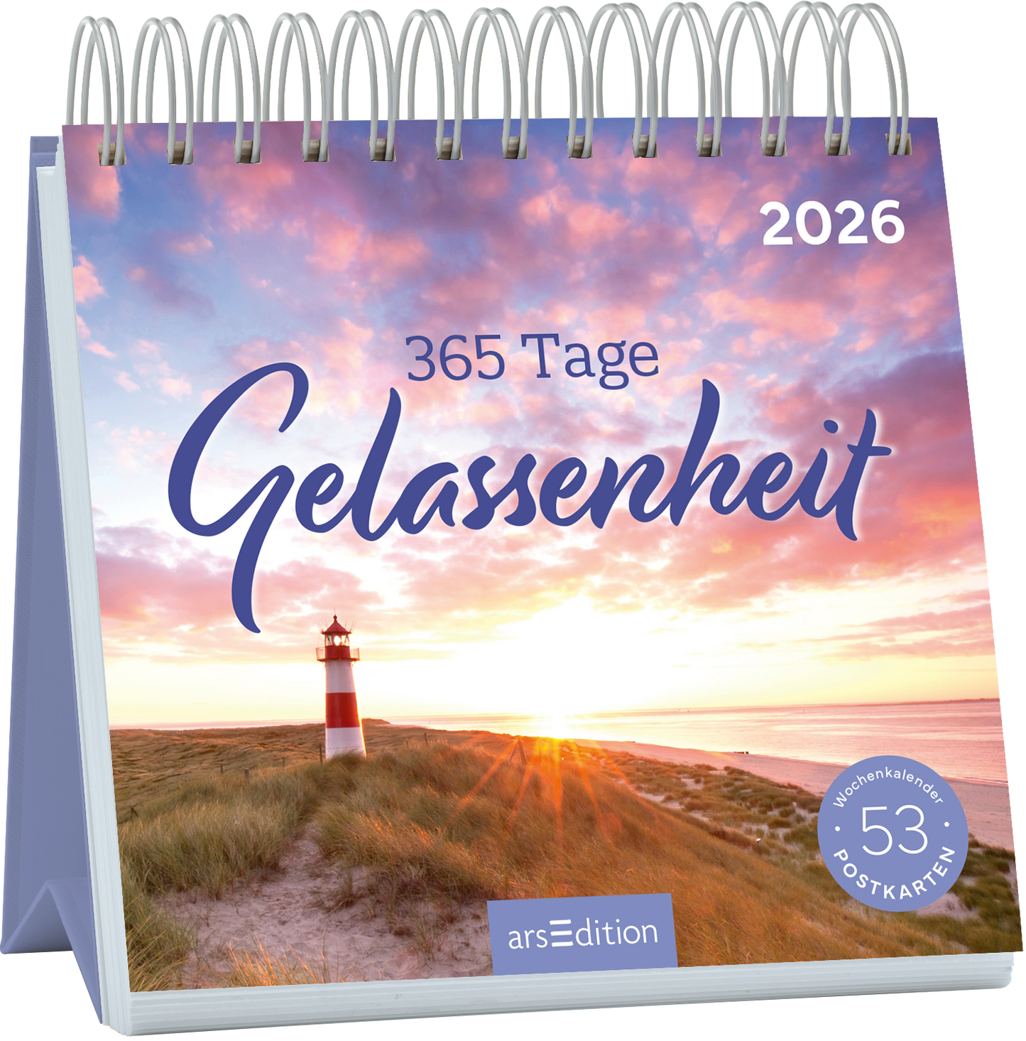 Auf dem Cover ist ein sanfter Sonnenuntergang über einem Strand mit einer rot-weißen Leuchtturmkuppe zu sehen. Die Farben sind weich, mit warmen Rosatönen und leichten Lilatönen im Himmel. Der Titel „365 Tage Gelassenheit“ ist in einer eleganten, geschwungenen Schriftart in dunklem Blau gehalten, während das Jahr „2026“ in klaren, modernen Zahlen oben rechts abgebildet ist. Ganz unten mittig steht der Logoschriftzug von arsEdition.