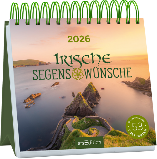 Das Cover zeigt eine malerische Küstenlandschaft Irlands bei Sonnenaufgang, mit sanften Hügeln und einer ruhigen Meeresoberfläche. Der Titel „Irische Segenswünsche“ ist in geschwungener, grüner Schrift über dem Bild platziert. Darüber befindet sich die Jahreszahl „2026“ in einer klaren, modernen Schrift. Ein gelbes Etikett am unteren rechten Rand weist auf „53 Postkarten“ hin. Ganz unten mittig steht der Logoschriftzug von arsEdition.