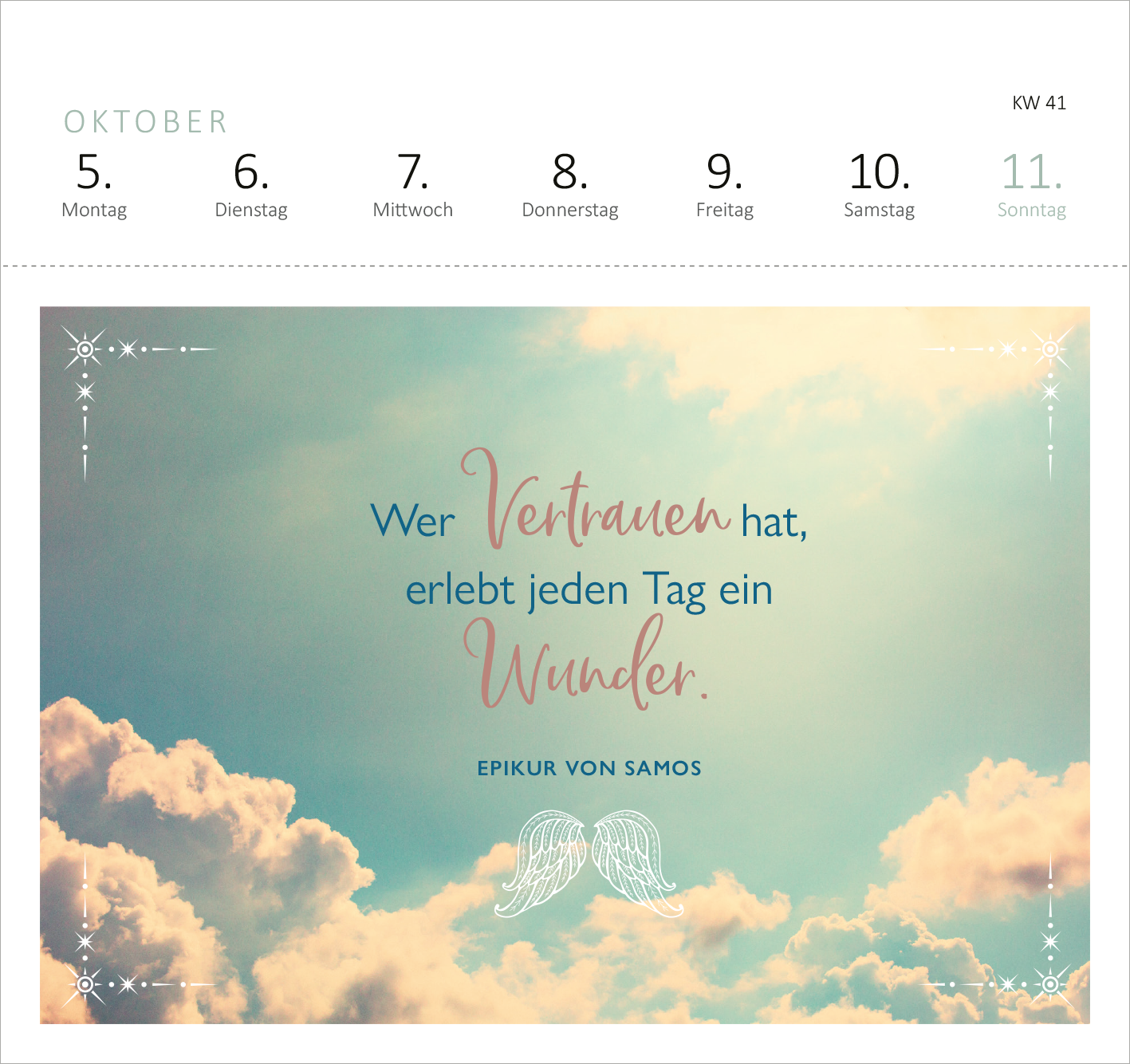 Gezeigt wird eine Innen- oder Zusatzansicht von „Postkartenkalender Engelsbotschaften 2026“. Die Ansicht zeigt eine sanfte Himmelshorizont mit Wolken in hellen, pastellfarbenen Tönen. Im Vordergrund steht der Schriftzug „Wer Vertrauen hat, erlebt jeden Tag ein Wunder“ in einer verspielten, geschwungenen Typografie. Darunter ist der Autor „Epikur von Samos“ in schlichter, eleganter Schrift platziert. Dezente, florale Designelemente rahmen den Text harmonisch ein.