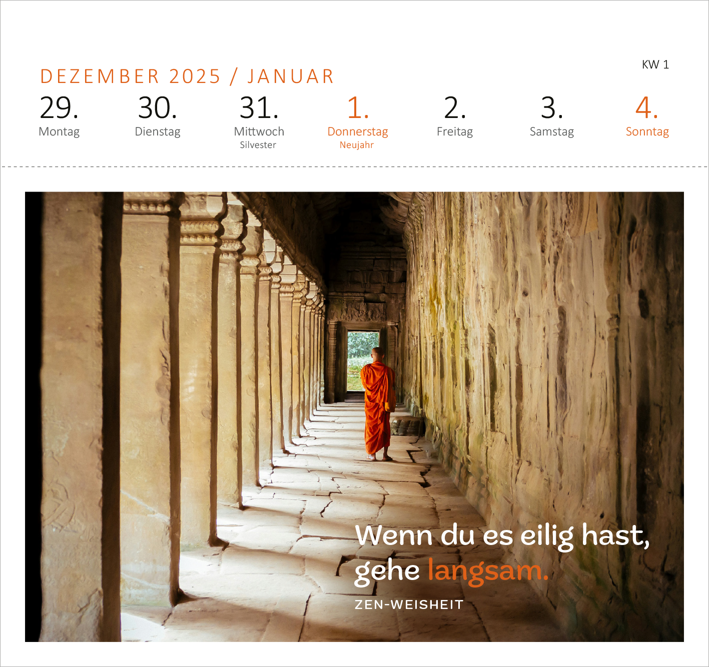 Gezeigt wird eine Innenansicht von „Postkartenkalender 365 Tage Achtsamkeit 2026“. Der Kalender präsentiert eine beeindruckende Fotografie eines Tempels mit Säulen. Ein in orange gekleideter Buddhist steht in der Mitte und blickt nachdenklich. Oben sind die Monate Dezember 2025 und Januar 2026 sowie die Wochentage aufgelistet. Der Zitattext „Wenn du es eilig hast, gehe langsam.“ ist in einem modernen, klaren Schriftstil in Weiß auf orangefarbenem Hintergrund platziert. Die...