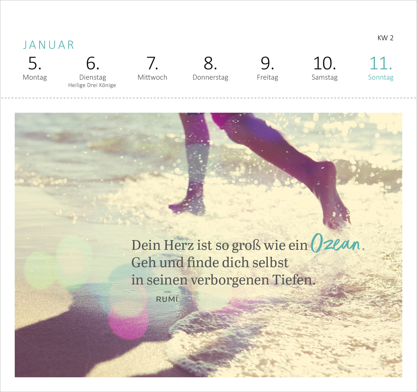 Gezeigt wird eine Innen- oder Zusatzansicht von „Postkartenkalender 365 Tage Achtsamkeit 2026“. Die Kalenderseite zeigt eine sanfte, verschwommene Strandlandschaft mit einer personifizierten Silhouette, die im Wasser springt. Der Hintergrund ist überwiegend in hellen, warmen Farben gehalten, während ein Zitat von Rumi in dunklerer Schriftart prominent platziert ist. Die Typografie kombiniert eine stilisierte, verspielte Schrift für das Zitat mit klarer, moderner Schrift für die...