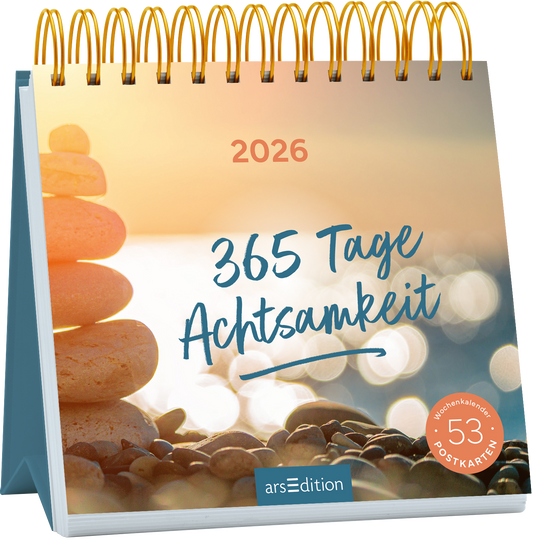 Das Buchcover zeigt eine sanfte, unscharfe Darstellung eines Strandes mit glatten Steinen, überlagert von leichten Lichtreflexionen. In der oberen linken Ecke steht „2026“ in einer hellen Schrift. Der Titel „365 Tage Achtsamkeit“ ist in einer eleganten, blauen Schrift gestaltet und strahlt Ruhe aus. Unten rechts befindet sich ein runder Button mit der Aufschrift „53 Postkarten“ in einem sanften Orange. Ganz unten mittig steht der Logoschriftzug von arsEdition.
