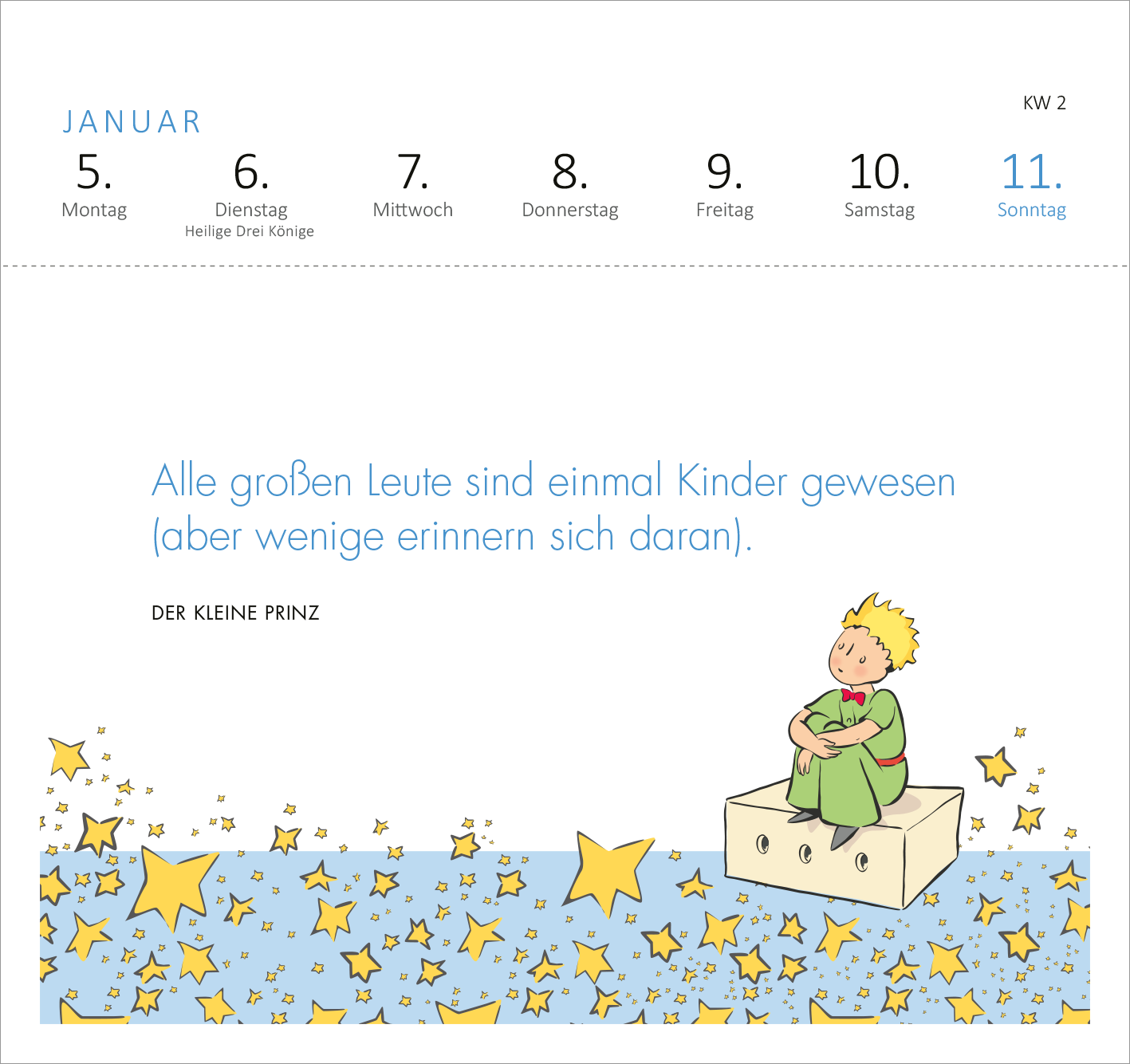 Gezeigt wird eine Innen- oder Zusatzansicht von „Postkartenkalender Man sieht nur mit dem Herzen gut 2026“. Im oberen Bereich sind die Wochentage in blauem Schriftzug auf weißem Hintergrund abgebildet. Darunter steht das Zitat: „Alle großen Leute sind einmal Kinder gewesen (aber wenige erinnern sich daran)“, in einer verspielten, blauen Typografie. Am unteren Rand sitzt der Kleine Prinz auf einer Kiste, umgeben von gelben Sternen, die auf einem hellblauen Hintergrund leuchten.