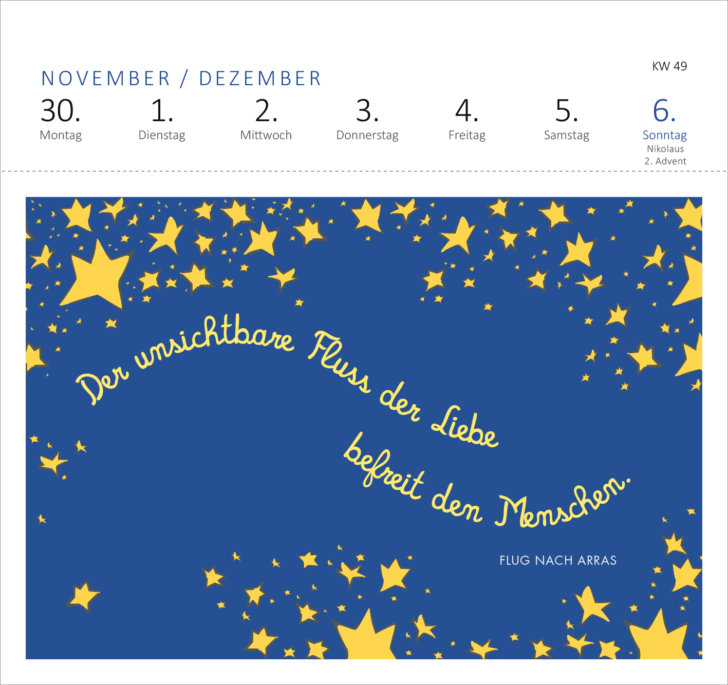 Gezeigt wird eine Innen- oder Zusatzansicht von „Postkartenkalender Man sieht nur mit dem Herzen gut 2026“. Der Kalender zeigt einen tiefblauen Hintergrund, auf dem zahlreiche gelbe Sterne verstreut sind. In geschwungener, handschriftlicher Typografie steht der Text: „Der unsichtbare Fluss der Liebe befreit den Menschen“. Am unteren Rand befindet sich der Hinweis „FLUG NACH ARRAS“. Darüber sind die Wochentage und Kalenderzahlen in klarer, lesbarer Schrift angeordnet.