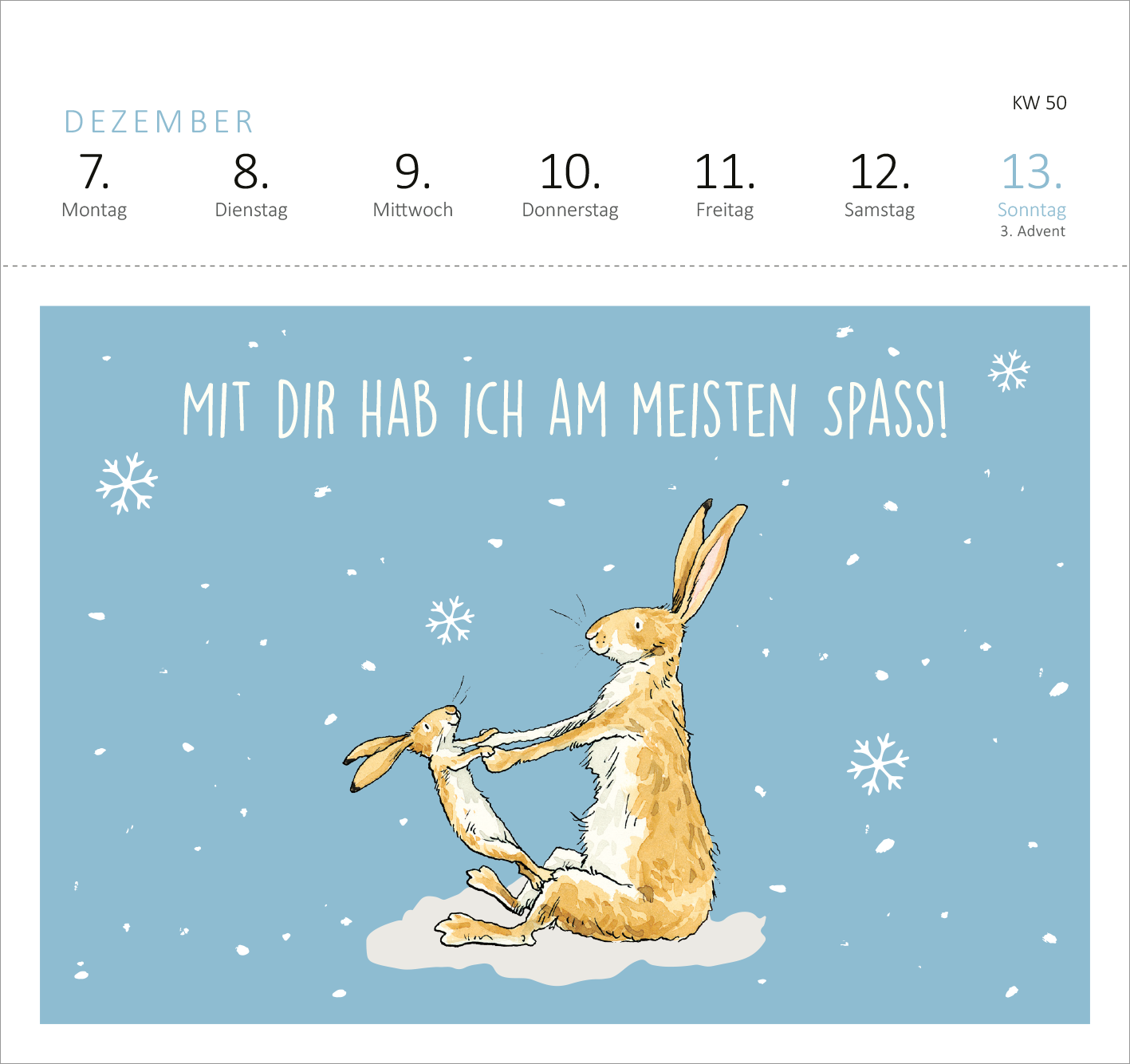 Gezeigt wird eine Innen- oder Zusatzansicht von „Postkartenkalender Weißt du eigentlich, wie lieb ich dich hab? 2026“. Der Kalender präsentiert eine sanfte, hellblaue Hintergrundfarbe, auf der zwei niedliche Hasen abgebildet sind, die einander an den Händen halten. In verspielter, schwungvoller Schrift steht der Text „MIT DIR HAB ICH AM MEISTEN SPASS!“ in Weiß. Die Gesamtkomposition vermittelt eine fröhliche und liebevolle Atmosphäre, ideal für die Wintermonate.