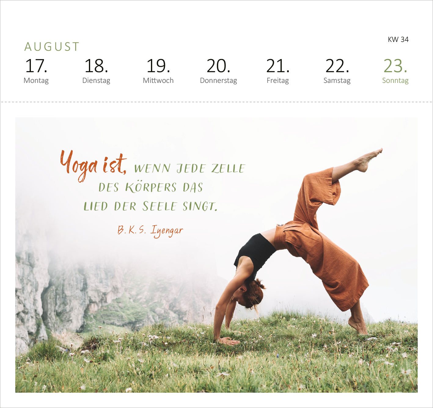 Gezeigt wird eine Innen- oder Zusatzansicht von „Postkartenkalender Yogaglück 2026“. Die Ansicht zeigt den Monat August mit einer ansprechenden Kombination aus sanften Grüntönen und erdigen Farben. Im Vordergrund sitzt eine Person in einer Yoga-Position. Der inspirierende Text „Yoga ist, wenn jede Zelle des Körpers das Lied der Seele singt.“ von B.K.S. Iyengar ist in verspielter Schrift in hellem Orange und sanften Grüntönen platziert. Die Wochentage sind klar strukturiert und gut...