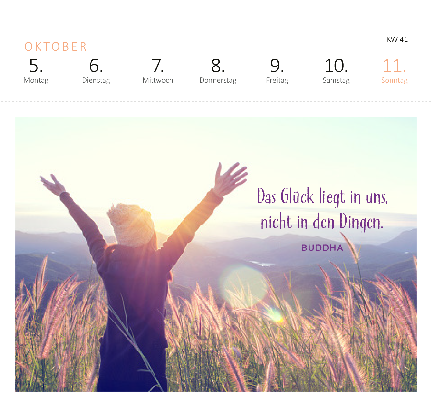 Gezeigt wird eine Innen- oder Zusatzansicht von „Postkartenkalender Glücksmantras 2026“. Die Seite zeigt einen farbenfrohen Hintergrund mit sanften Violett- und Gelbtönen, die eine positive Stimmung erzeugen. Im Mittelpunkt steht eine personifizierte Silhouette mit erhobenen Armen, umgeben von Wiesengras. Der Text „Das Glück liegt in uns, nicht in den Dingen.“ ist in einer verspielten, lilafarbenen Schriftart platziert, unterhalb steht „BUDDHA“ in einer klaren, lesbaren...