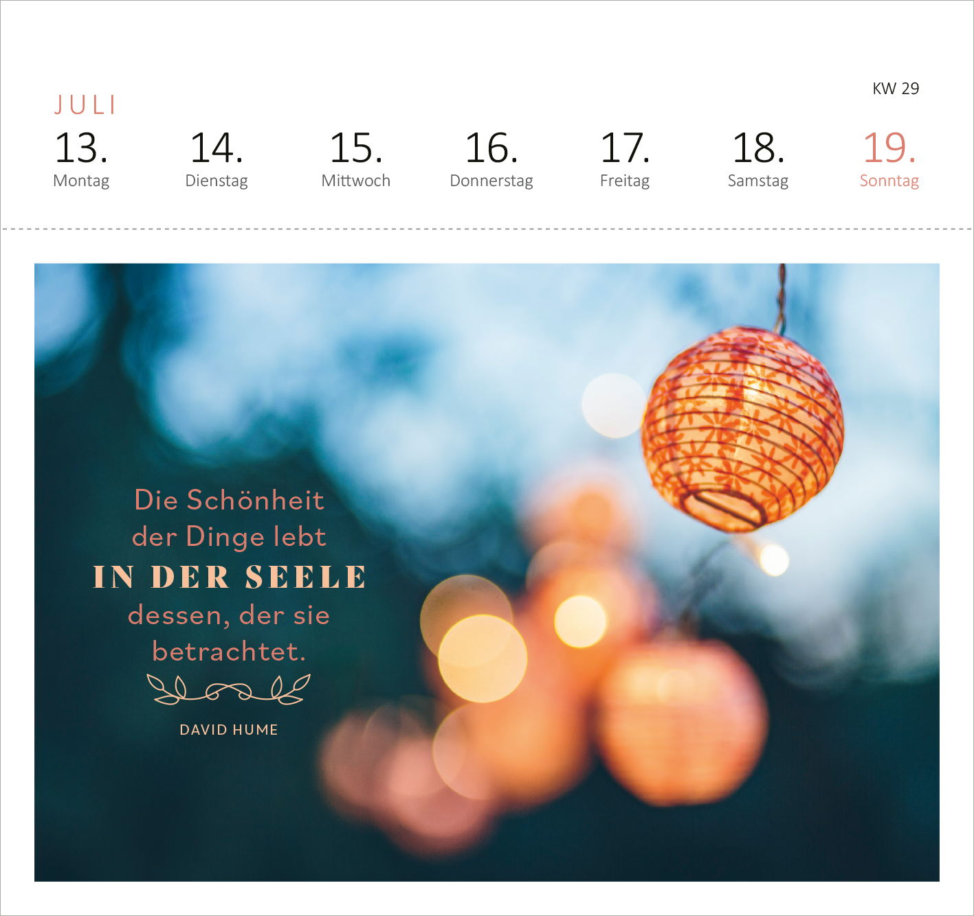 Gezeigt wird eine Innen- oder Zusatzansicht von „Postkartenkalender 365 Tage Sonne im Herzen 2026“. Die Ansicht zeigt eine sanfte, verschwommene Hintergrundlandschaft mit warmen Farbtönen. Im Vordergrund hängen dekorative Laternen, die in sanften Gelb- und Rottönen leuchten. Ein Zitat von David Hume in eleganter, serifenloser Typografie hebt sich in Dunkelblau ab, ergänzt durch eine verschnörkelte Zeichnung. Oberhalb sind die Wochentage deutlich und klar lesbar in einem...