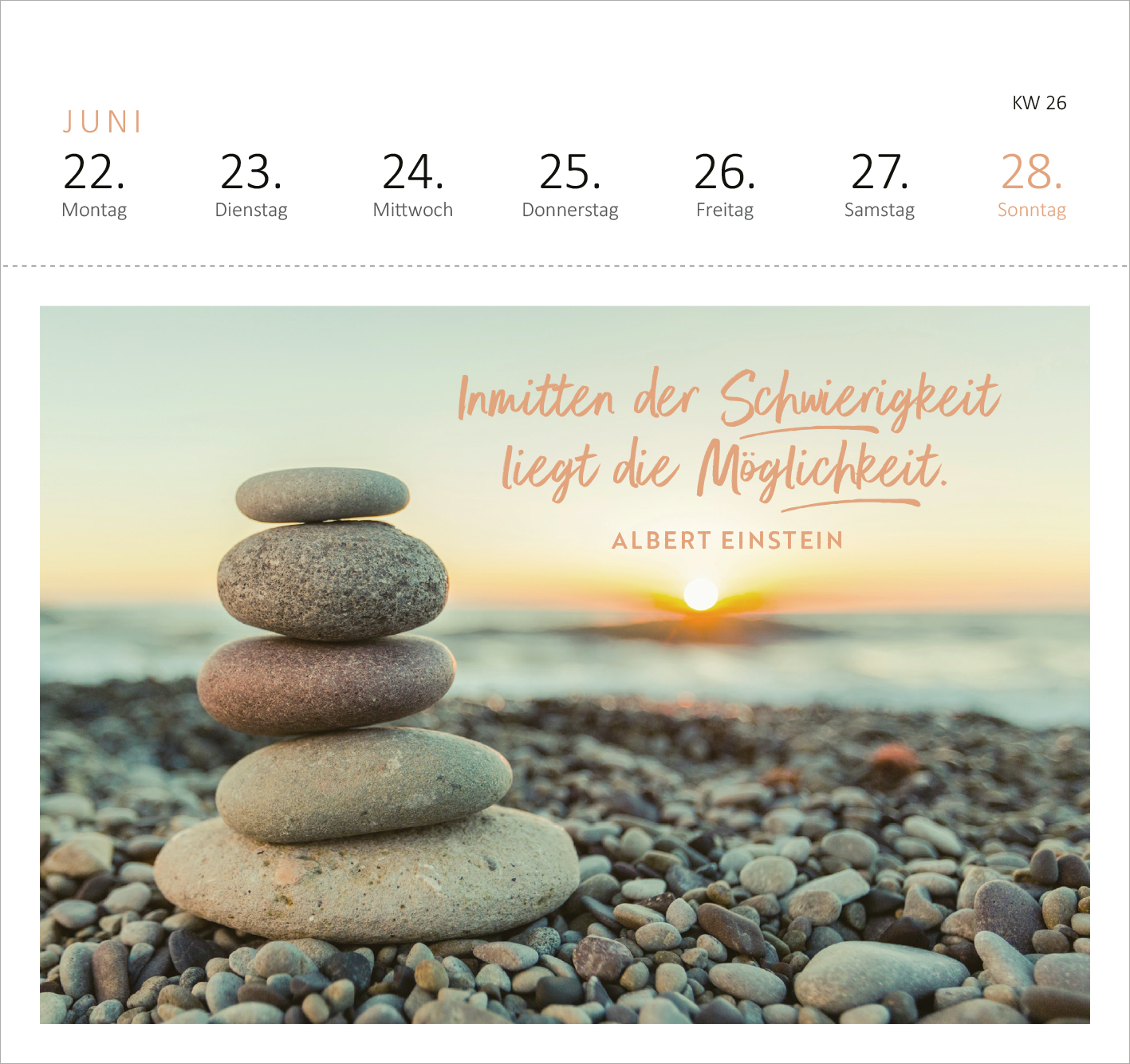 Gezeigt wird eine Innen- oder Zusatzansicht von „Postkartenkalender Lebensweisheiten 2026“. Die Darstellung zeigt einen Stapel von Steinen, der auf einem Kiesstrand platziert ist, umgeben von sanften Wellen. Im Hintergrund ist ein Sonnenuntergang zu erkennen. Der inspirierende Spruch „Inmitten der Schwierigkeit liegt die Möglichkeit“ von Albert Einstein ist in einer geschwungenen, leicht verspielten Schrift in einem warmen Rosaton platziert. Der Kalender zeigt die Wochentage in einer...