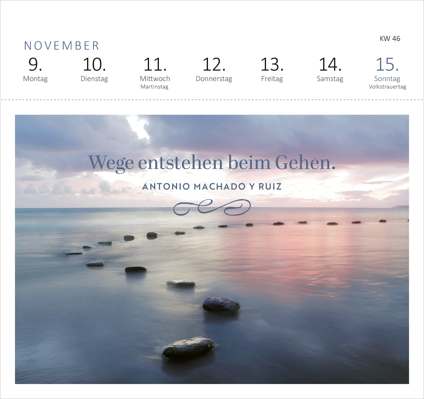 Gezeigt wird eine Innen- oder Zusatzansicht von „Postkartenkalender Lebensweisheiten 2026“. Die Ansicht präsentiert einen Monat mit dem Titel „November“. Im oberen Bereich sind die Wochentage aufgelistet, darunter erscheint ein sanfter, pastellfarbener Hintergrund mit einem Zitat von Antonio Machado y Ruiz: „Wege entstehen beim Gehen.“ in eleganter Schrift. Steine formen einen Pfad auf dem Wasser, was Harmonie und Reflexion symbolisiert.