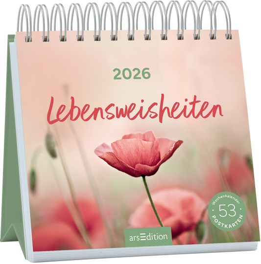 Auf dem Buchcover ist ein sanfter, rosafarbener Hintergrund mit verschwommenen Blumenmotiven zu sehen. In der oberen Mitte steht das Jahr „2026“ in einer klaren, modernen Schrift. Darunter ist in einer lockeren, handschriftlichen Typografie der Titel „Lebensweisheiten“ platziert, der in einem kräftigen Rotton hervorsticht. In der unteren rechten Ecke befindet sich ein runder Button mit der Aufschrift „53 Postkarten“. Ganz unten mittig steht der Logoschriftzug von arsEdition.