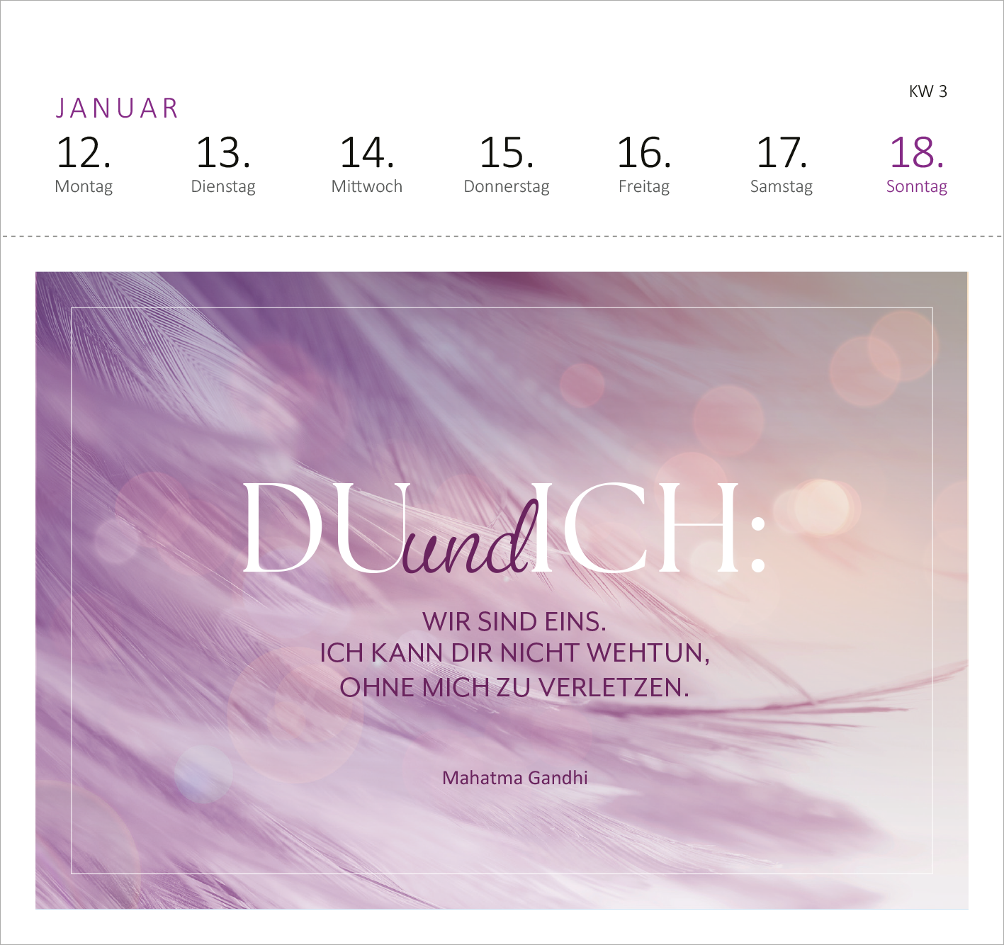 Gezeigt wird eine Innen- oder Zusatzansicht von „Postkartenkalender Feel the love 2026“. Die Ansicht zeigt einen Monat mit sanften Farbtönen in lila und rosa, kombiniert mit einer eleganten Typografie. Der Schriftzug „DU und ICH:“ ist prominent platziert, begleitet von einem Zitat von Mahatma Gandhi. Die Tage des Monats sind klar strukturiert und in einer schlichten, gut lesbaren Schriftart dargestellt. Der Gesamteindruck vermittelt eine harmonische und liebevolle Atmosphäre.