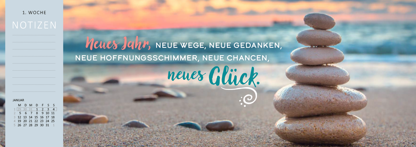 Gezeigt wird eine Innen- oder Zusatzansicht von „Tischkalender Einatmen. Ausatmen. Lächeln. 2026“. Im Hintergrund ist ein sanfter Strand bei Sonnenuntergang zu sehen, während im Vordergrund eine sorgfältig aufgestapelte Steinhaufen steht. Die Farbpalette besteht aus sanften Pastelltönen, die den warmen Abendhimmel widerspiegeln. Die zentrale Botschaft in moderner, handschriftlicher Schriftart betont „neues Glück“ und wird von dekorativen Elementen in Türkis und Rosa umrahmt,...
