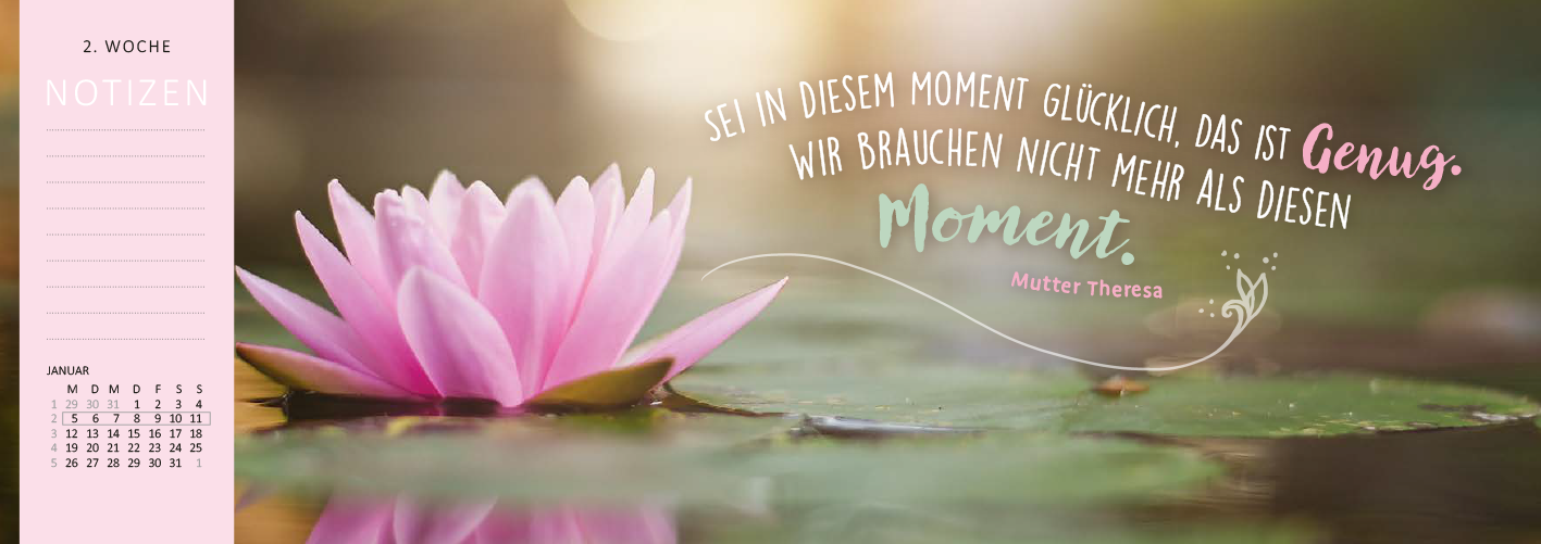 Gezeigt wird eine Innen- oder Zusatzansicht von „Tischkalender Einatmen. Ausatmen. Lächeln. 2026“. Im oberen Bereich befindet sich eine zarte, pinkfarbene Seerose auf einer grünen Wasseroberfläche. Der Hintergrund ist verschwommen und vermittelt eine ruhige, harmonische Stimmung. Rechts ist ein inspirierendes Zitat von Mutter Teresa in verschnörkelter Schrift platziert: „Sei in diesem Moment glücklich, das ist genug. Wir brauchen nicht mehr als diesen Moment.“ Die Typografie...
