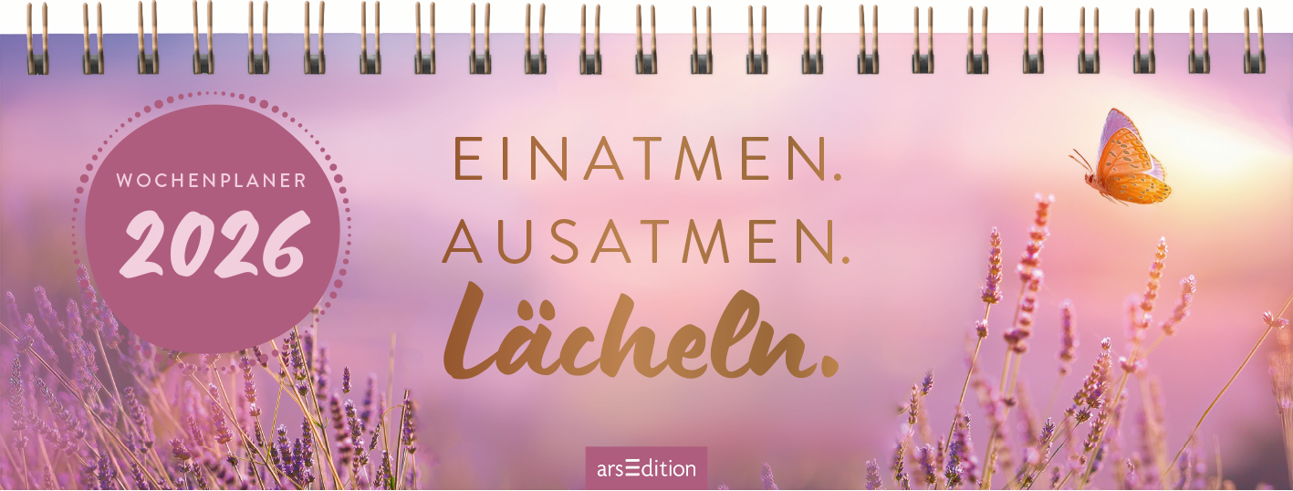 Auf dem Cover eines Wochenplaners für 2026 dominiert ein sanfter, pinker Farbverlauf im Hintergrund, durchzogen von lila Lavendelblüten. In der oberen Hälfte schwebt ein orangefarbener Schmetterling. Die Schriftzüge „EINATMEN. AUSATMEN. LÄCHELN.“ sind in eleganten, goldfarbenen Buchstaben gehalten. Oben links befindet sich ein runder Button mit dem Text „WOCHENPLANER 2026“. Ganz unten mittig steht der Logoschriftzug von arsEdition.