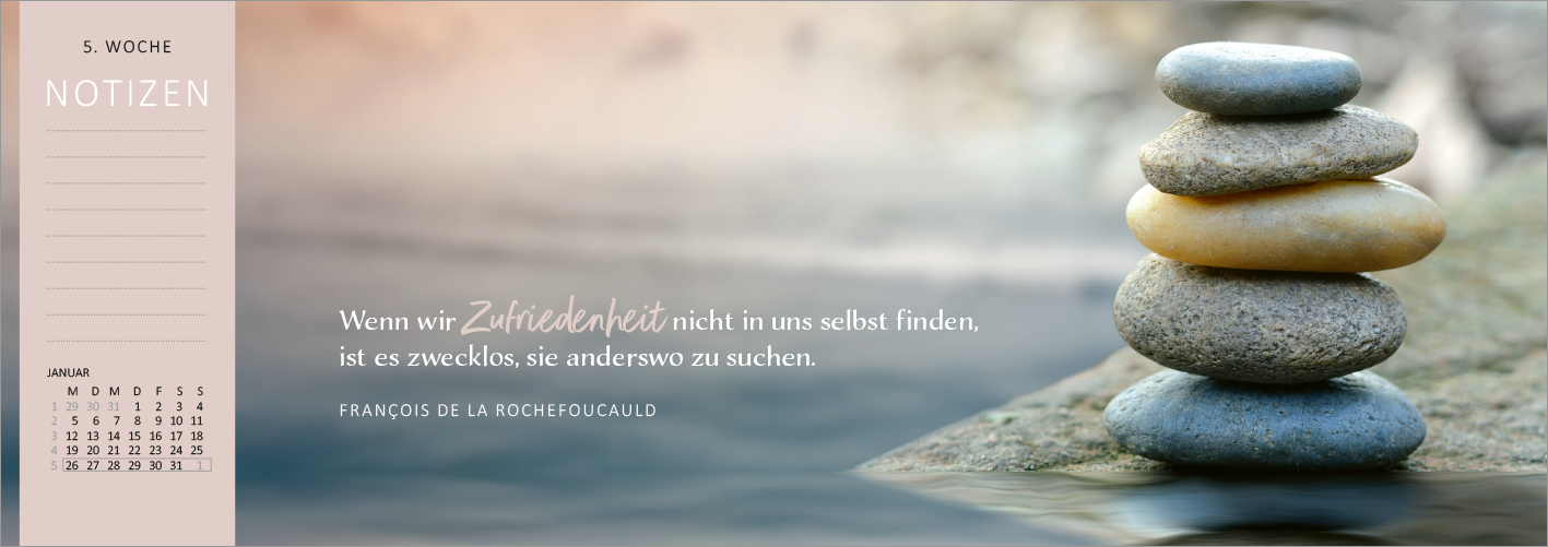Gezeigt wird eine Innen- oder Zusatzansicht von „Tischkalender Lebensweisheiten 2026“. Die Darstellung zeigt einen sanften Farbverlauf in pastelligen Tönen, ergänzt von einem beruhigenden Bild aus Steinen, die aufeinander gestapelt sind. Die Typografie ist modern und klar, mit der zentralen Weisheit: „Wenn wir Zufriedenheit nicht in uns selbst finden, ist es zwecklos, sie anderswo zu suchen.“ Die Schrift ist in einem leichteren Grauton gehalten, was die Lesbarkeit fördert. Oben links...
