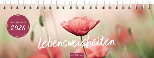 Das Buchcover zeigt eine sanfte, verschwommene Blumenwiese in zarten Rosa- und Grüntönen. In der Mitte steht in großer, handschriftlicher Typografie der Titel „Lebensweisheiten“ in Weiß. Oben links ist ein runder, burgunderfarbener Button mit der Aufschrift „WOCHENPLANER 2026“ platziert. Die gesamte Gestaltung vermittelt eine beruhigende und harmonische Atmosphäre. Ganz unten mittig steht der Logoschriftzug von arsEdition.