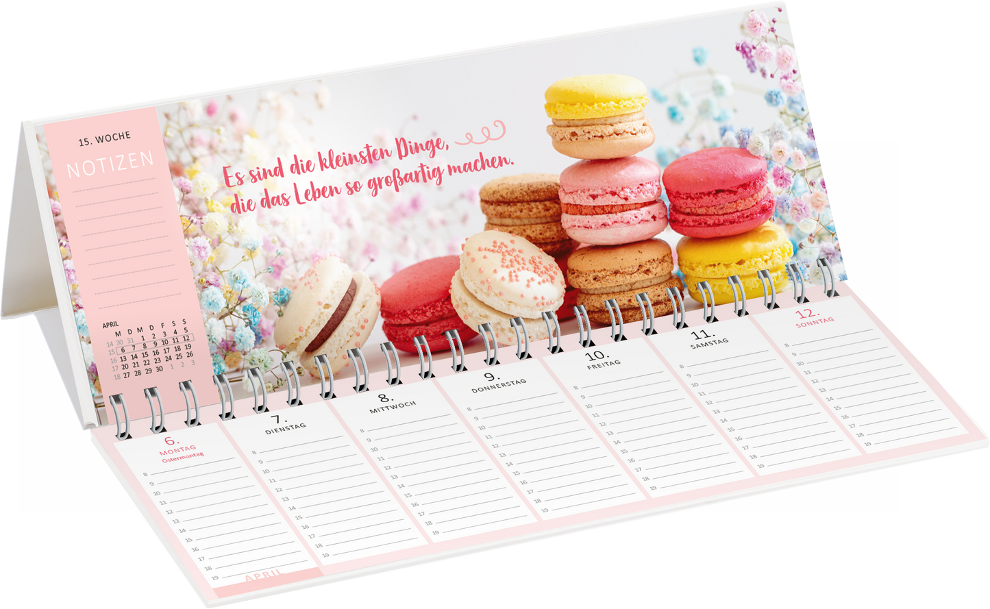 Gezeigt wird eine Innen- oder Zusatzansicht von „Tischkalender Glücksmomente 2026“. Der Kalender präsentiert eine ansprechende Illustration von bunten Makarons auf einem blütenhaften Hintergrund. Oben links befindet sich ein Bereich für Notizen, im sanften Rosaton, mit klaren, gut lesbaren Zahlen und Monatsangaben. Die zentrale Aussage „Es sind die kleinsten Dinge, die das Leben so großartig machen“ ist in einer verspielten, handgeschriebenen Schriftart in einem warmen Rotton...