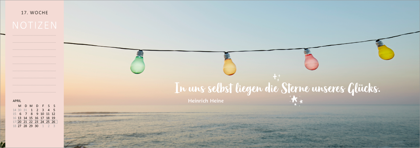 Gezeigt wird eine Innen- oder Zusatzansicht von „Tischkalender Glücksmomente 2026“. Die Ansicht zeigt eine sanfte Farbgebung in Pastelltönen, dominierend sind sanftes Rosa und zartes Blau. Im oberen Bereich befindet sich der Schriftzug „In uns selbst liegen die Sterne unseres Glücks.“ in einer verspielten, handschriftlichen Typografie. Darunter sind leuchtende Glühbirnen in verschiedenen Farben an einer Leine angebracht, während im linken Teil Platz für Notizen und die...