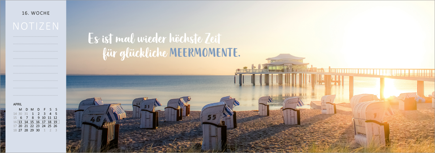 Gezeigt wird eine Innen- oder Zusatzansicht von „Tischkalender Sehnsucht nach Meer 2026“. Der Kalender zeigt eine lichtdurchflutete Strandlandschaft mit mehreren Strandkörben, die sanft im Sand stehen. Eine Holzpier ist im Hintergrund zu sehen, umgeben von ruhigem Wasser. Der Schriftzug „Es ist mal wieder höchste Zeit für glückliche MEERMOMENTE.“ hebt sich in einer freundlichen, blauen Schrift von der gelben-orangefarbenen Abenddämmerung ab. Auf der linken Seite sind Daten für die...
