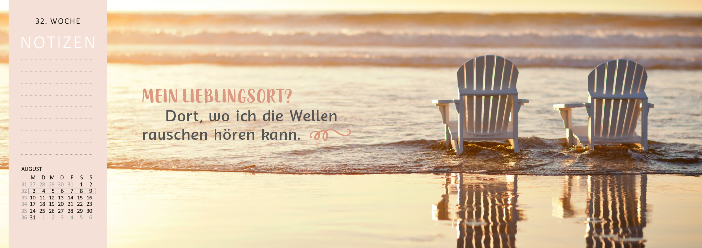 Gezeigt wird eine Innen- oder Zusatzansicht von „Tischkalender Sehnsucht nach Meer 2026“. Die Seite zeigt eine sanfte Strandlandschaft mit zwei bequemen Adirondack-Stühlen am Wasser. Über dem Bild steht die Frage „MEIN LIEBLINGSORT?“, gefolgt von dem Text „Dort, wo ich die Wellen rauschen hören kann.“ Die Farben sind in warmen Erdtönen gehalten, während die Typografie modern und klar gestaltet ist. Links sind Notizfelder und der Kalendermonat abgebildet.