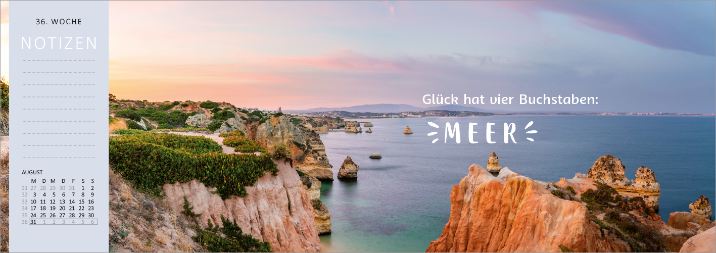 Gezeigt wird eine Innen- oder Zusatzansicht von „Tischkalender Sehnsucht nach Meer 2026“. Die Ansicht zeigt eine traumhafte Küstenlandschaft bei Sonnenuntergang mit sanften, orangefarbenen und rosa Farben am Himmel. Auf der linken Seite befindet sich ein Platz für Notizen, der in einem schlichten Grau gehalten ist. Rechterhand steht der inspirierende Spruch „Glück hat vier Buchstaben: MEER“ in einer verspielten, weißen Schrift, umgeben von dekorativen kleinen Symbole.