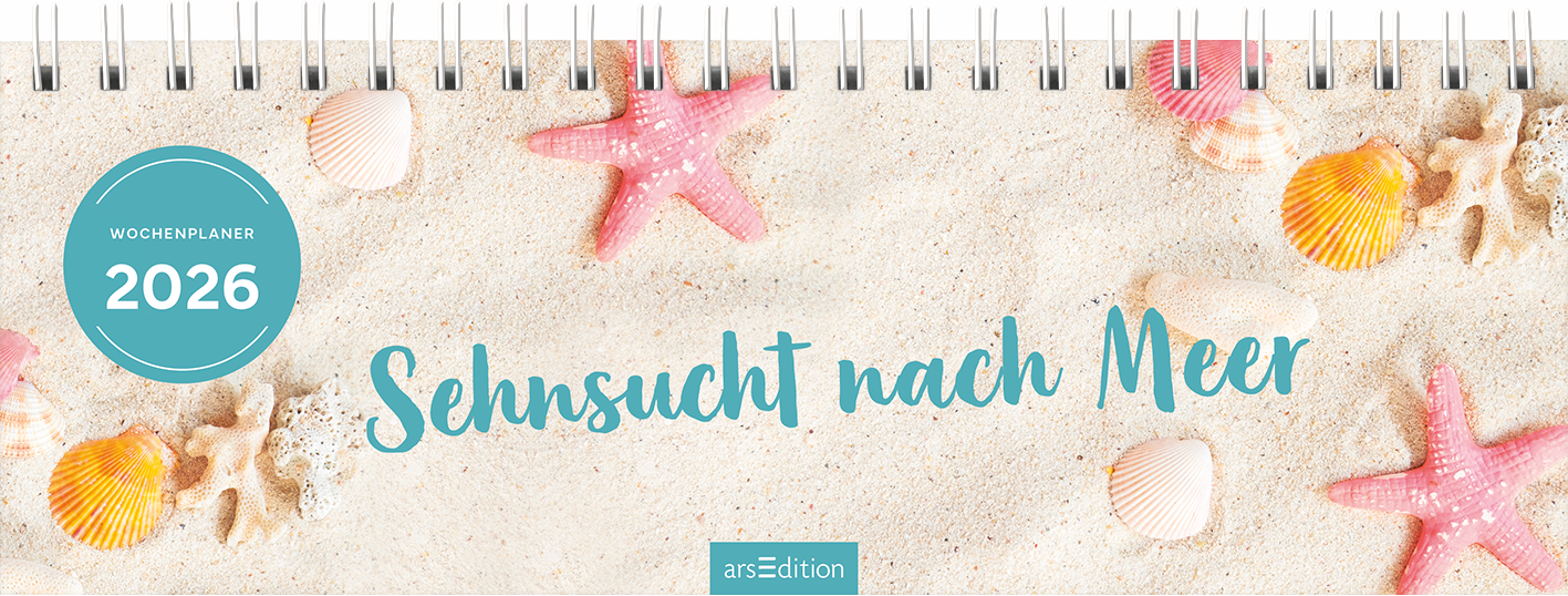 Auf dem Cover des „Wochenplaners 2026“ mit dem Titel „Sehnsucht nach Meer“ dominieren sanfte Sandtöne, die an einen Strand erinnern. Auf dem hellen, sandigen Hintergrund liegen pinke Seesterne und bunte Muscheln verstreut. Der Titel ist in geschwungener, türkisfarbener Schrift platziert, was eine fröhliche und einladende Atmosphäre schafft. Oben links steht in einem blauen Kreis „WOCHENPLANER 2026“. Ganz unten mittig steht der Logoschriftzug von arsEdition.