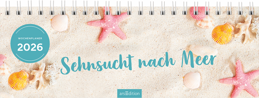 Auf dem Cover des „Wochenplaners 2026“ mit dem Titel „Sehnsucht nach Meer“ dominieren sanfte Sandtöne, die an einen Strand erinnern. Auf dem hellen, sandigen Hintergrund liegen pinke Seesterne und bunte Muscheln verstreut. Der Titel ist in geschwungener, türkisfarbener Schrift platziert, was eine fröhliche und einladende Atmosphäre schafft. Oben links steht in einem blauen Kreis „WOCHENPLANER 2026“. Ganz unten mittig steht der Logoschriftzug von arsEdition.