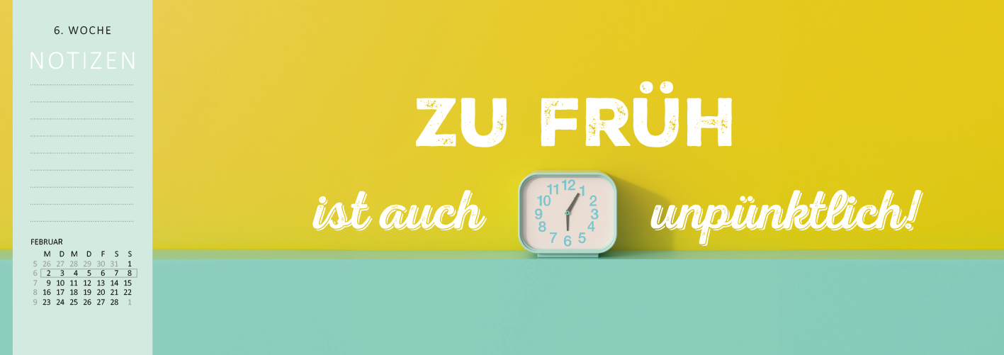 Gezeigt wird eine Innen- oder Zusatzansicht von „Tischkalender Darf ich Ihnen das Tschüss anbieten? 2026“. Die farbenfrohe Gestaltung umfasst einen gelben und mintgrünen Hintergrund. In der Mitte steht ein weckerähnliches Zifferblatt, umrahmt von einem weißen Rand. Der Slogan „ZU FRÜH ist auch unpünktlich!“ ist in einer großen, verspielten Schriftart in Weiß gehalten, wobei „ZU FRÜH“ fett hervorgehoben ist. Links befindet sich ein vertikaler Notizenbereich mit klarer...