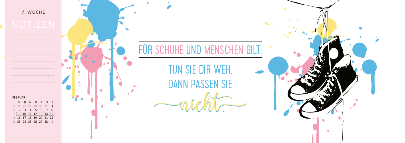 Gezeigt wird eine Innen- oder Zusatzansicht von „Tischkalender Darf ich Ihnen das Tschüss anbieten? 2026“. Die Ansicht präsentiert eine farbenfrohe Gestaltung mit leuchtenden Spritzern in Blau, Gelb und Pink. Mittig ist ein auffälliger, handgezeichneter Schuh abgebildet, unter dem eine inspirierende Schriftzug in bunten, verspielten Schriftarten steht: „Für Schuhe und Menschen gilt: Tun Sie dir weh, dann passen sie nicht“. Die Schrift ist gut lesbar und kontrastiert mit dem...