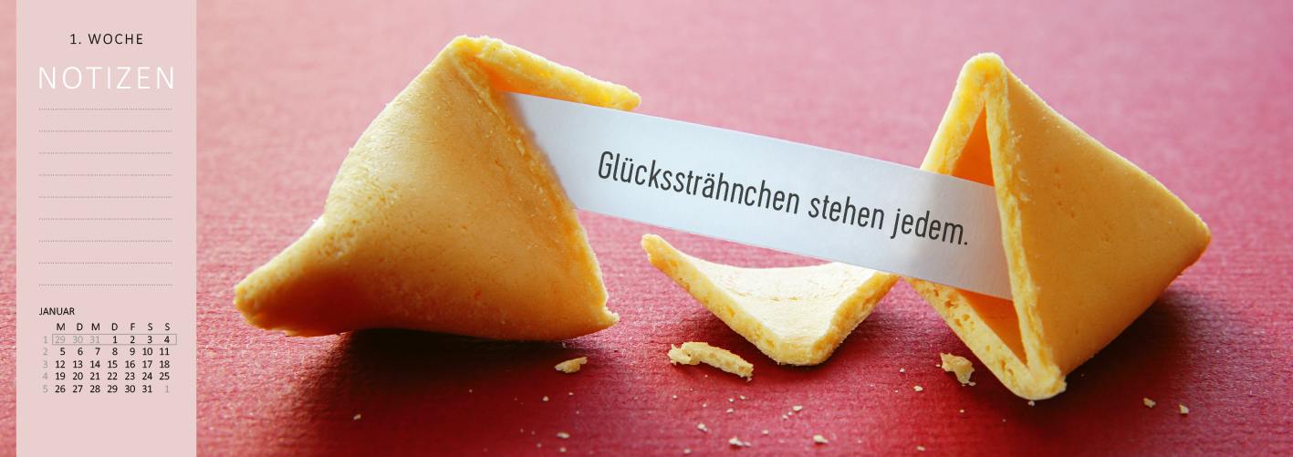 Gezeigt wird eine Innenansicht von „Tischkalender Ab hier bitte lächeln ... 2026“. Im Vordergrund sind zwei geöffnete Glückskekse zu sehen, aus denen ein Zettel mit der Aufschrift „Glücksträhnchen stehen jedem“ herausragt. Der Hintergrund ist rot, was eine warme und einladende Atmosphäre schafft. Auf der linken Seite befindet sich ein Bereich für Notizen, der mit einer sanften rosa Farbe hinterlegt ist. Die Typografie ist klar und modern, optimal lesbar für alle Nutzer.