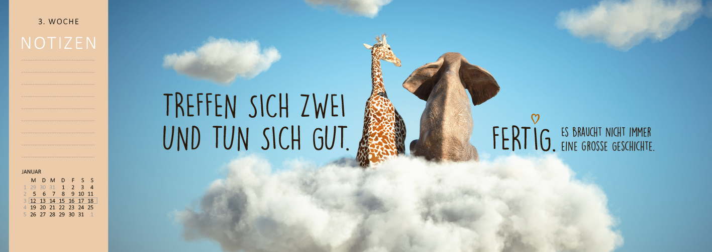 Gezeigt wird eine Innen- oder Zusatzansicht von „Tischkalender Ab hier bitte lächeln ... 2026“. Die Abbildung stellt eine freundliche Szene mit einer Giraffe und einem Elefanten dar, die auf einer Wolke sitzen. Die Hintergrundfarbe ist ein sanftes Himmelblau, das mit weißen, plüschigen Wolken kontrastiert. Die Typografie ist verspielt und in einer Mischung aus Schwarz und Braun gehalten, mit den Zitaten „TREFFEN SICH ZWEI UND TUN SICH GUT.“ und „FERTIG. ES BRAUCHT NICHT IMMER EINE...
