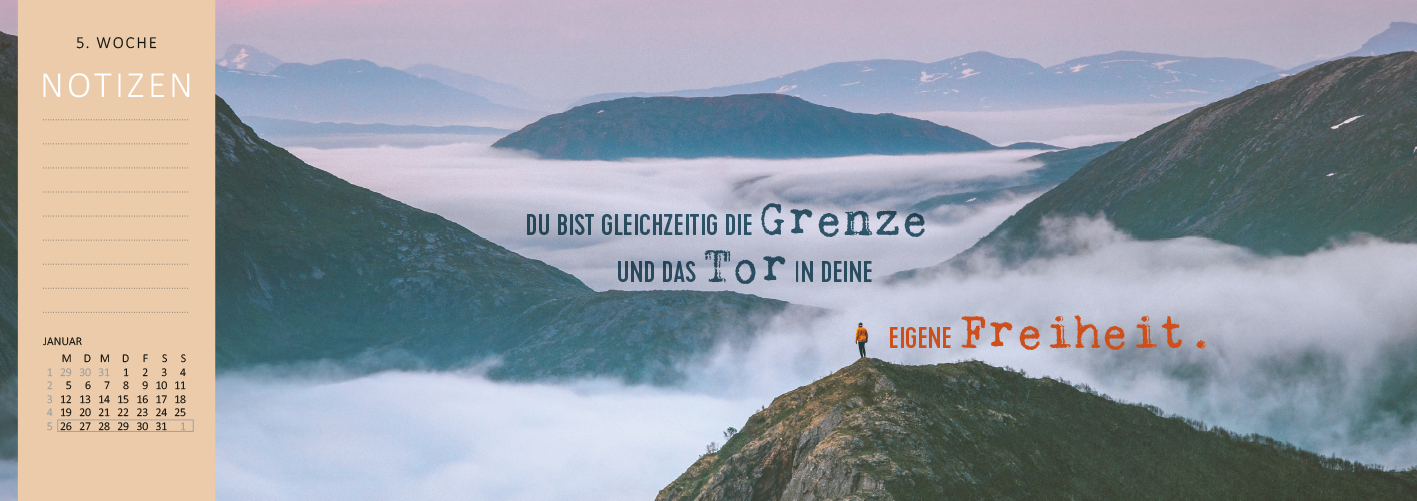 Gezeigt wird eine Innen- oder Zusatzansicht von „Tischkalender Ab hier bitte lächeln ... 2026“. Im Hintergrund erstreckt sich eine weite Berglandschaft, umhüllt von Nebel. Die Farbpalette umfasst sanfte Blau- und Grautöne, während der Schriftzug in warmen, kräftigen Farben gestaltet ist. Der Text „DU BIST GLEICHZEITIG DIE Grenze UND DAS Tor IN DEINE EIGENE Freiheit.“ ist in klarer, moderner Typografie gesetzt, wobei die Bedeutungen durch unterschiedliche Schriftarten hervorgehoben...
