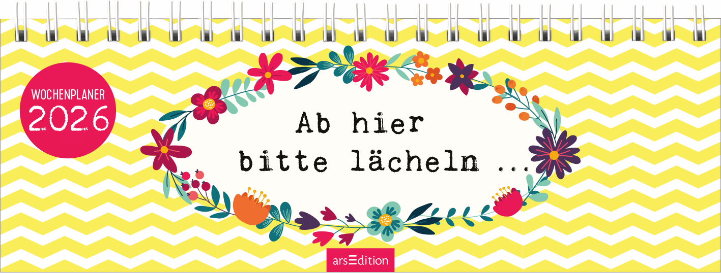 Das Cover zeigt einen bunten Wochenplaner mit einem fröhlichen, gelben Wellenmuster im Hintergrund. In der Mitte umrahmt eine blumige Gestaltung den Text „Ab hier bitte lächeln …“, der in kräftiger, schwarzer Schrift geschrieben ist. Oben links befindet sich ein roter Button mit dem Text „WOCHENPLANER 2026“. Ganz unten mittig steht der Logoschriftzug von arsEdition.