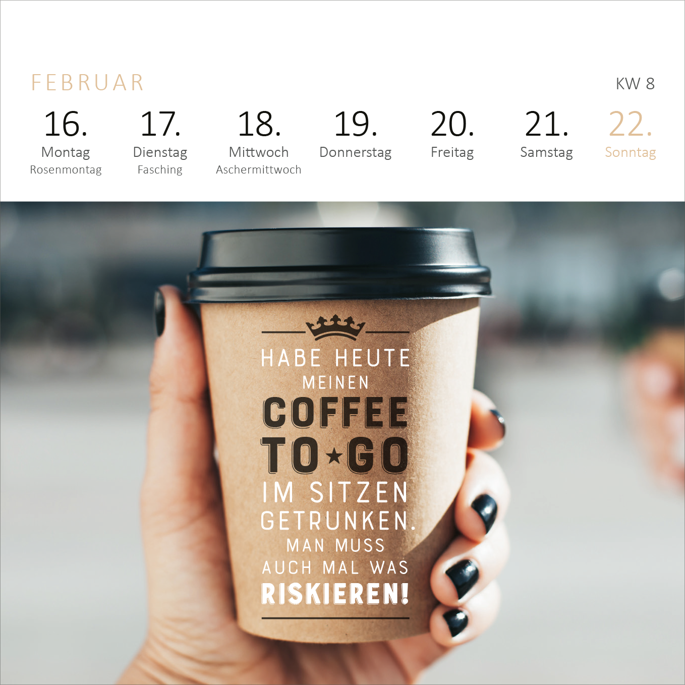 Gezeigt wird eine Innen- oder Zusatzansicht von „Mini-Wochenkalender Ganz schön viel Meinung für so wenig Ahnung! 2026“. Die Ansicht zeigt eine Tasse Kaffee „to go“, die von einer Hand gehalten wird. Auf der Tasse steht der Text: „HABE HEUTE MEINEN COFFEE TO GO IM SITZEN GETRUNKEN. MAN MUSS AUCH MAL WAS RISIKIEREN!“ in einer Mischung aus großen und kleinen Buchstaben, wobei „COFFEE“ hervorgehoben ist. Der Hintergrund ist unscharf gehalten, wodurch die Tasse im Vordergrund...