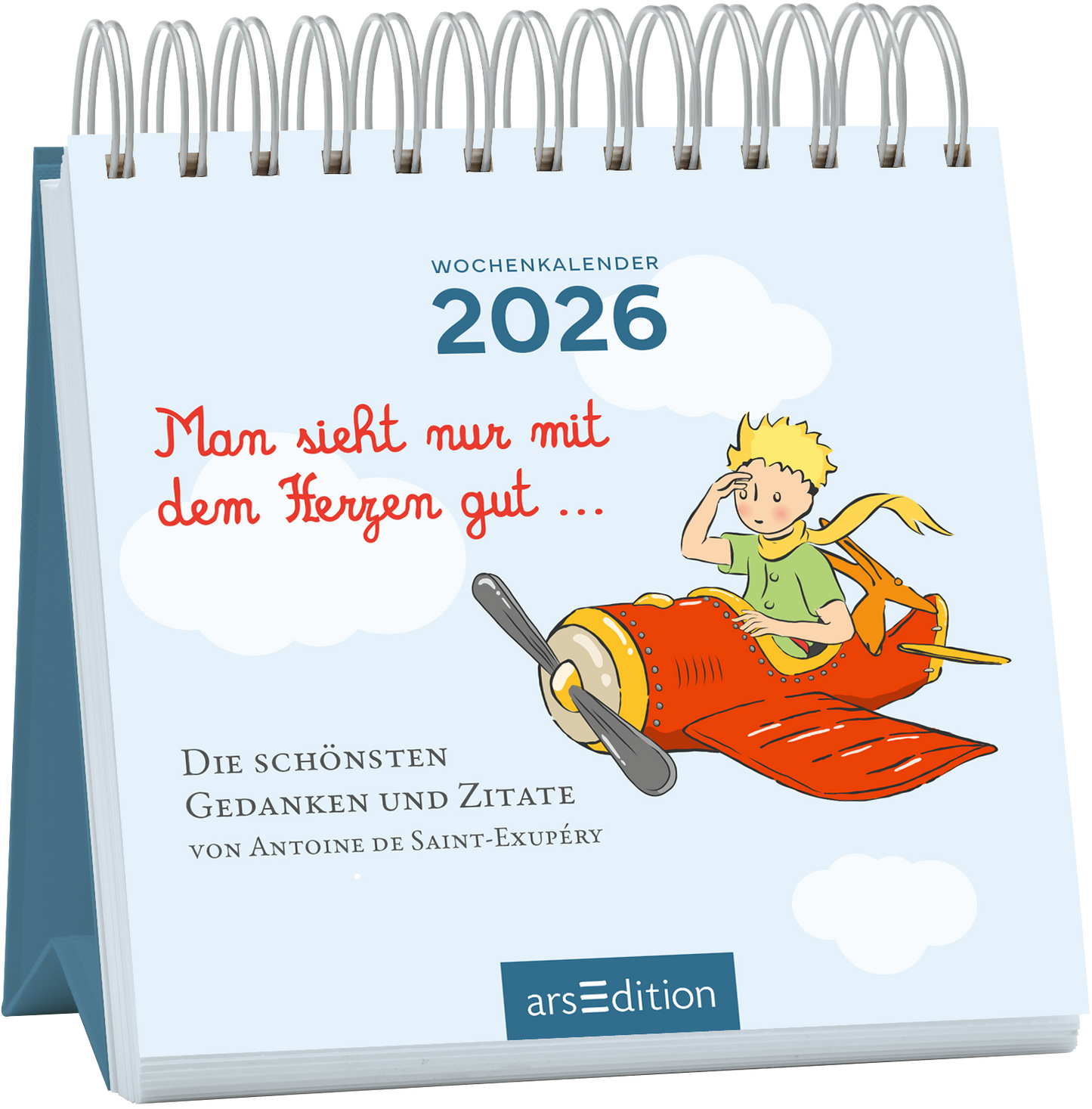 Der Kalender zeigt einen hellblauen Hintergrund mit weißen Wolken. Im Vordergrund sitzt ein junger, blonder Junge, der Kleine Prinz, in einem roten Flugzeug und schaut aufmerksam in die Ferne. Der Titel „Man sieht nur mit dem Herzen gut …“ ist in geschwungener roter Schrift dargestellt. Darunter steht: „Die schönsten Gedanken und Zitate von Antoine de Saint-Exupéry“ in klarer, schwarzer Schrift. Ganz oben ist das Jahr „2026“ zu sehen. Ganz unten mittig steht der Logoschriftzug...