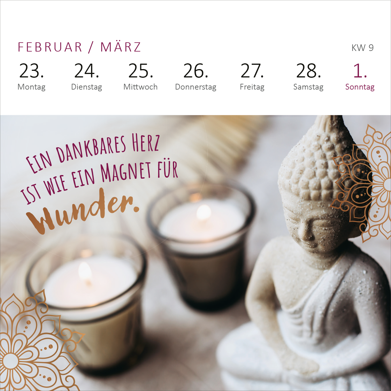 Gezeigt wird eine Innen- oder Zusatzansicht von „Mini-Wochenkalender Einatmen. Ausatmen. Lächeln. 2026“. Die Seite zeigt eine harmonische Anordnung von Wochentagen, umrahmt von sanften Farben. Ein Buddha-Statuette und zwei leuchtende Kerzen auf einem hellen Untergrund schaffen eine beruhigende Atmosphäre. Der inspirierende Spruch „Ein dankbares Herz ist wie ein Magnet für Wunder.“ ist in verspielter Schrift in Lila und Orange gestaltet, was einen einladenden Kontrast erzeugt.