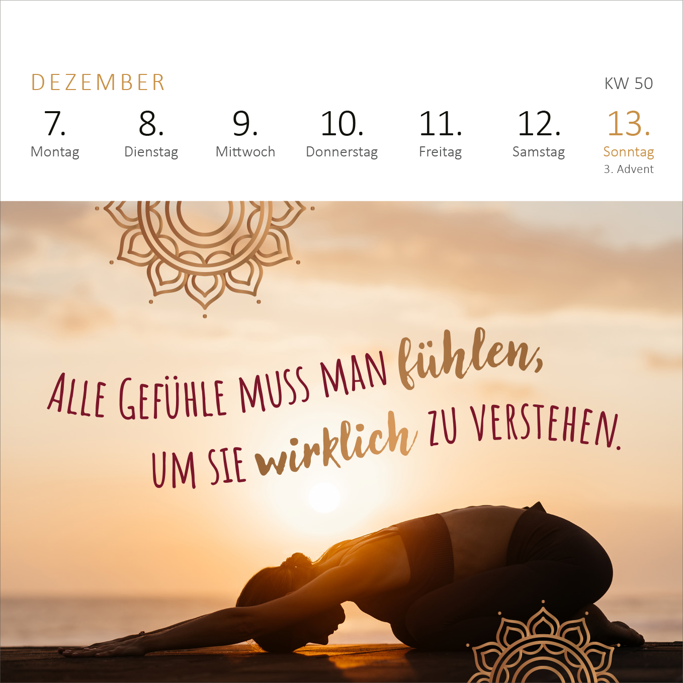 Gezeigt wird eine Innen- oder Zusatzansicht von „Mini-Wochenkalender Einatmen. Ausatmen. Lächeln. 2026“. Die Darstellung zeigt die Tage des Monats Dezember in goldener Schrift auf hellem Hintergrund. Ein stilisiertes Mandala ist über dem Text platziert. Der Satz „Alle Gefühle muss man fühlen, um sie wirklich zu verstehen.“ ist in geschwungener Schrift in Rot und Braun gehalten. Diese Kombination schafft eine harmonische und beruhigende Atmosphäre.