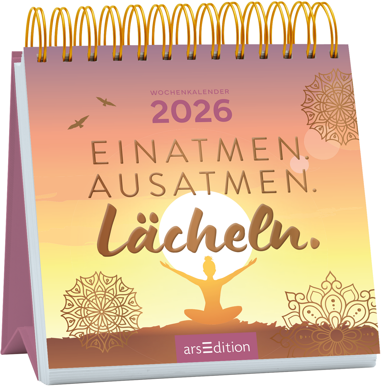 Der Wochenkalender „EINATMEN. AUSATMEN. Lächeln.“ für das Jahr 2026 präsentiert sich in sanften Pastellfarben mit einem harmonischen Verlauf von Orange zu Lila. In der Mitte ist eine meditierende Silhouette vor einer großen, stilisierten Sonne abgebildet. Dekorative Mandala-Elemente runden das Design ab. Die Schrift ist geschwungen und einladend. Ganz oben steht in Dezent der Hinweis „WOCHENKALENDER 2026“. Ganz unten mittig steht der Logoschriftzug von arsEdition.