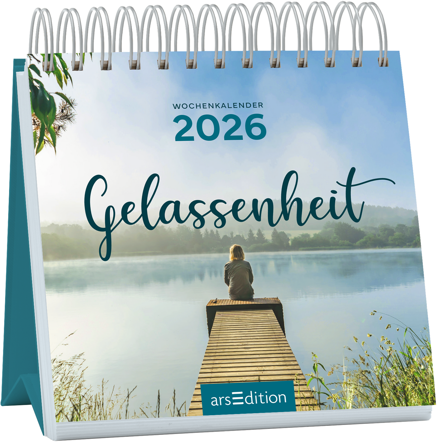 Auf dem Cover des Wochenkalenders „Gelassenheit“ 2026 sitzt eine Person auf einem Holzsteg am Ufer eines ruhigen Sees. Die sanften Farben in Blau und Grün vermitteln eine friedliche Atmosphäre. Die Schriftzüge „WOCHENKALENDER“ in eleganter Schrift und „2026“ in einfacher, serifenloser Typografie unterstreichen das harmonische Design. Der Titel „Gelassenheit“ ist in geschwungener, künstlerischer Schrift gehalten. Ganz oben mittig ist der SPIEGEL-Bestseller-Button zu sehen....
