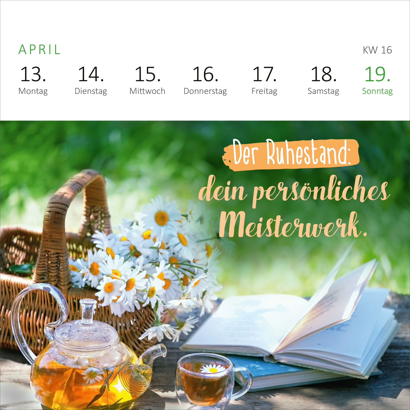 Gezeigt wird eine Innen- oder Zusatzansicht von „Mini-Wochenkalender Tschüss Arbeit, hallo Ruhestand! 2026“. Die Illustration zeigt eine entspannte Frühlingsszene mit einer Teekanne und Gläsern auf einem Tisch, umgeben von einem geflochtenen Korb voller Margeriten. In der oberen Hälfte sind die Wochentage und das Datum angezeigt. Der Schriftzug „Der Ruhestand: dein persönliches Meisterwerk.“ ist in einem modernen, freundlichen Stil in Orange und Weiß gestaltet, vor einem...
