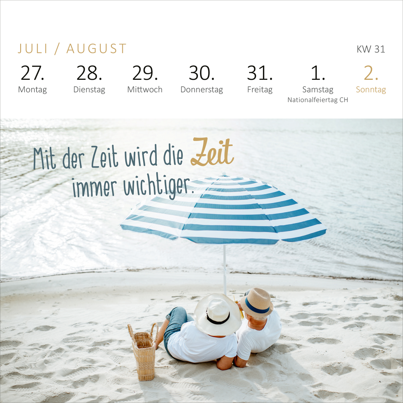 Gezeigt wird eine Innen- oder Zusatzansicht von „Mini-Wochenkalender Tschüss Arbeit, hallo Ruhestand! 2026“. Die Ansicht zeigt eine entspannte Strandatmosphäre mit zwei Personen, die unter einem blau-weiß gestreiften Sonnenschirm sitzen. Über dem Strandblick steht in geschwungener Schrift der Spruch „Mit der Zeit wird die Zeit immer wichtiger“, wobei „Zeit“ hervorgehoben ist. Die Farbgestaltung ist hell und freundlich, mit gedeckten Beige- und Hellblau-Tönen.