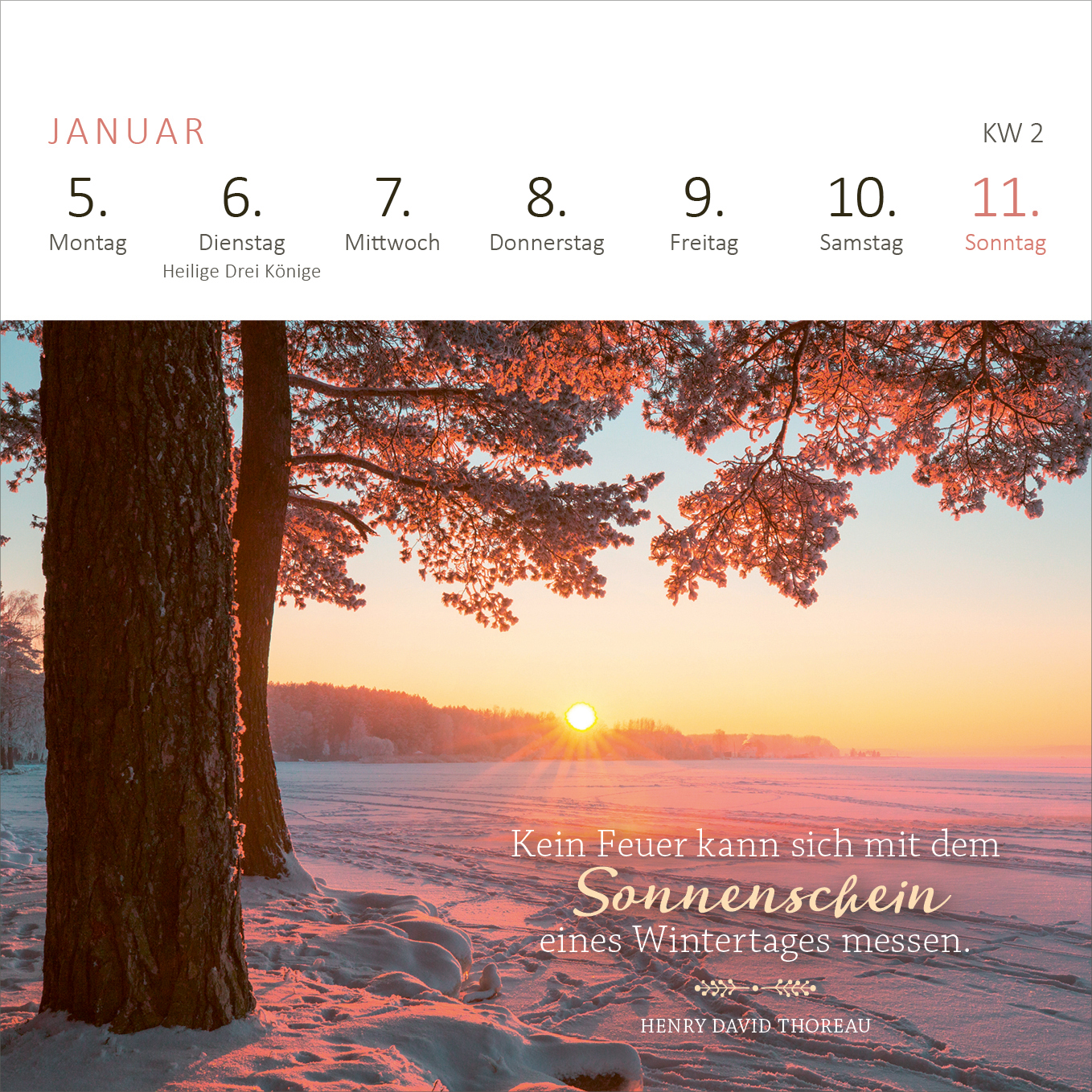 Gezeigt wird eine Innen- oder Zusatzansicht von „Mini-Wochenkalender 365 Tage Sonne im Herzen 2026“. Die Ansicht zeigt den Monat Januar mit Datum und Wochentagen in klarer, moderner Typografie. Der Hintergrund ist von einer frostigen Winterlandschaft geprägt, mit einem warmen Sonnenuntergang, der den Himmel in sanften Orangetönen erleuchtet. Unter dem Bild steht ein Zitat von Henry David Thoreau, das in auffälligem Schriftzug kontrastiert und die winterliche Stimmung unterstreicht.