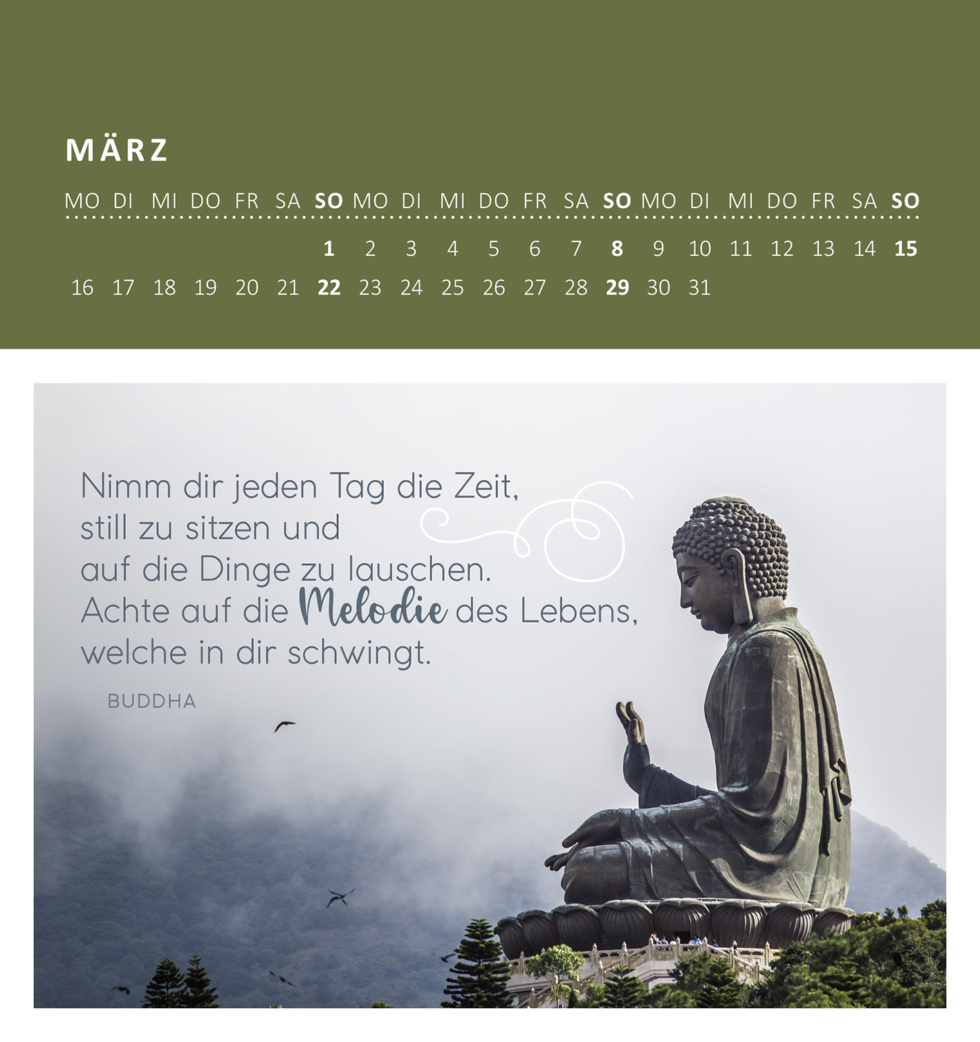 Gezeigt wird eine Innen- oder Zusatzansicht von „Wandkalender Gelassenheit für dich 2026“. Der März zeigt eine harmonische Farbgebung in sanften Grüntönen. Im Vordergrund ist eine imposante Buddha-Statue abgebildet, die in meditierender Haltung sitzt. Umrahmt wird das Bild von einem Zitat, das in eleganter, geschwungener Schrift präsentiert wird. Darunter steht der Name „Buddha“ in klarer, moderner Typografie. Der Kalenderteil ist übersichtlich gestaltet, mit klaren Wochentagen...