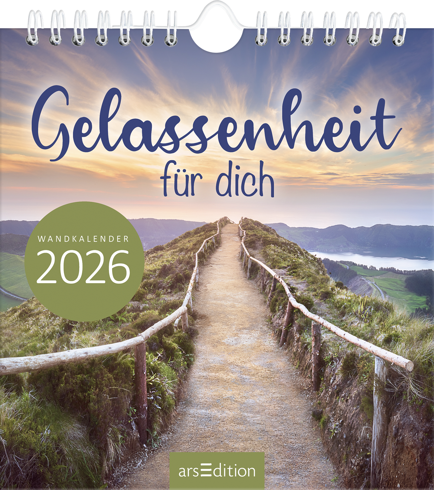 Das Buchcover zeigt einen malerischen Weg, der durch grüne Hügel zu einem sanften, idyllischen Horizont führt. Der Himmel ist in sanften Pastellfarben gehalten, wobei ein beeindruckender Sonnenaufgang den Hintergrund erhellt. In einer geschwungenen Schrift steht der Titel „Gelassenheit für dich“ prominent oben, während „WANDKALENDER 2026“ in einem grünen, kreisförmigen Banner platziert ist. Die Atmosphäre vermittelt Ruhe und Entspannung. Ganz unten mittig steht der...
