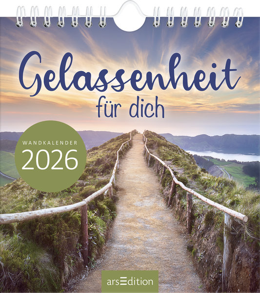 Das Buchcover zeigt einen malerischen Weg, der durch grüne Hügel zu einem sanften, idyllischen Horizont führt. Der Himmel ist in sanften Pastellfarben gehalten, wobei ein beeindruckender Sonnenaufgang den Hintergrund erhellt. In einer geschwungenen Schrift steht der Titel „Gelassenheit für dich“ prominent oben, während „WANDKALENDER 2026“ in einem grünen, kreisförmigen Banner platziert ist. Die Atmosphäre vermittelt Ruhe und Entspannung. Ganz unten mittig steht der...
