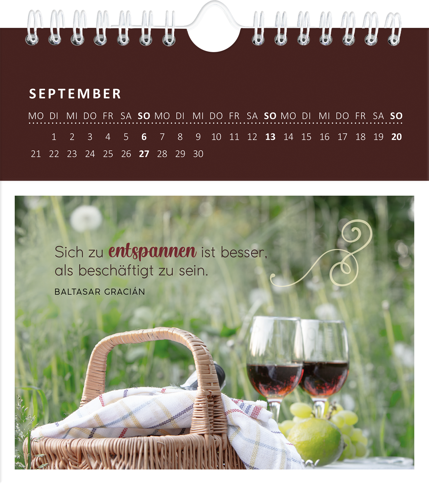 Gezeigt wird eine Innen- oder Zusatzansicht von „Wandkalender Gartenglück 2026“. Der Kalender zeigt den Monat September mit einer Grafikeinlage, die ein Picknick-Setting darstellt. Im Vordergrund sind ein geflochtener Korb und zwei Weingläser abgebildet. Der Hintergrund ist grün mit blühenden Blumen. Über dem Bild steht der Quote „Sich zu entspannen ist besser, als beschäftigt zu sein“ in eleganter, geschwungener Schrift, gefolgt von der Autorenangabe in schlichter Typografie. Der...